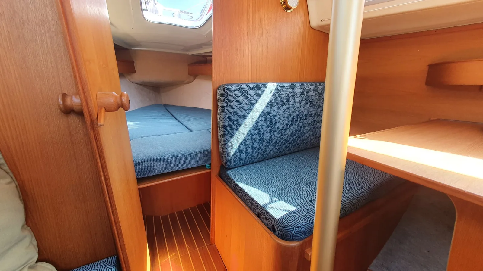 Yachtinnenraum mit neu gepolsterten Bänken in Navy-Blau