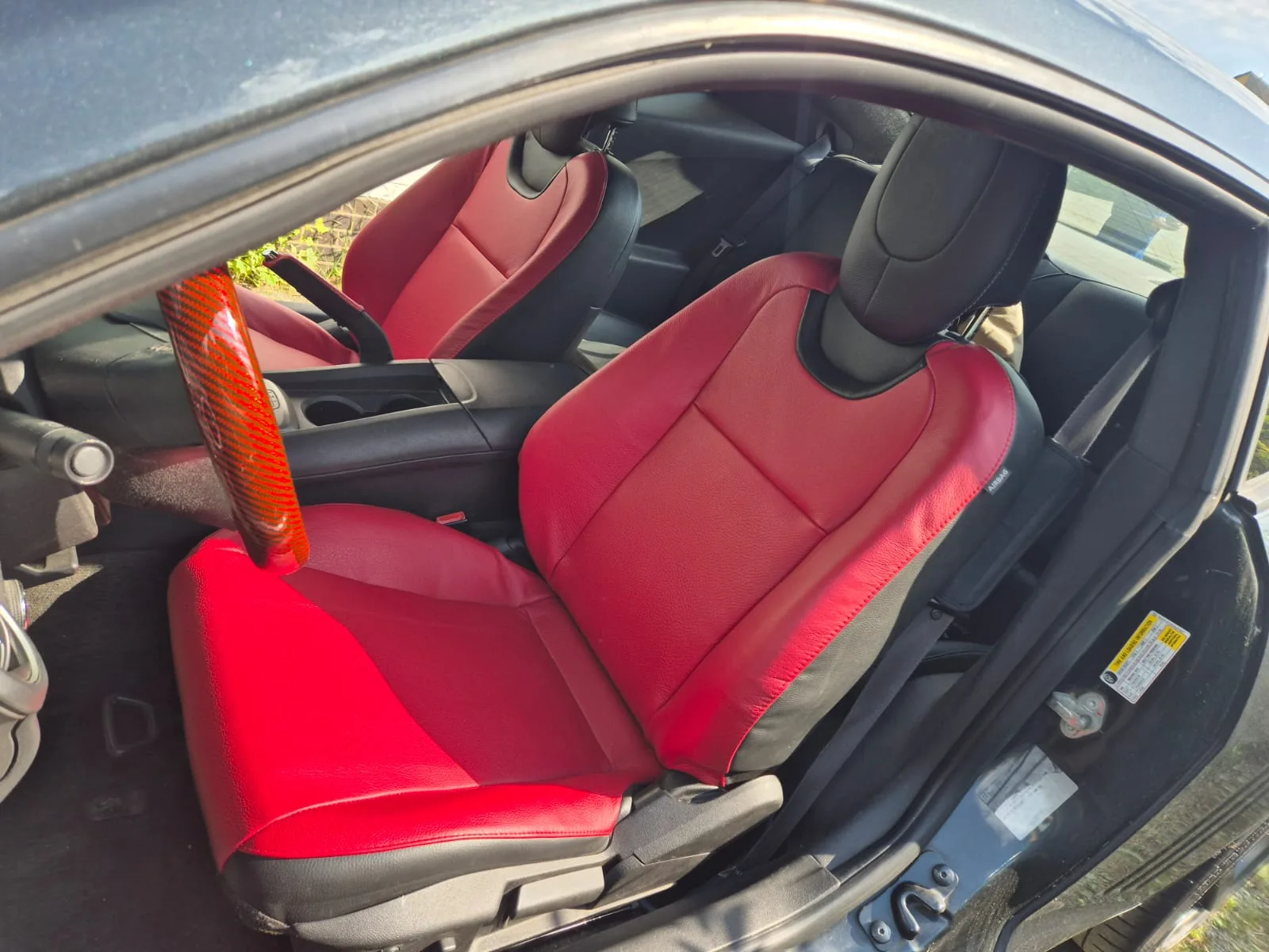 Neu bezogener Fahrzeugsitz in Rot