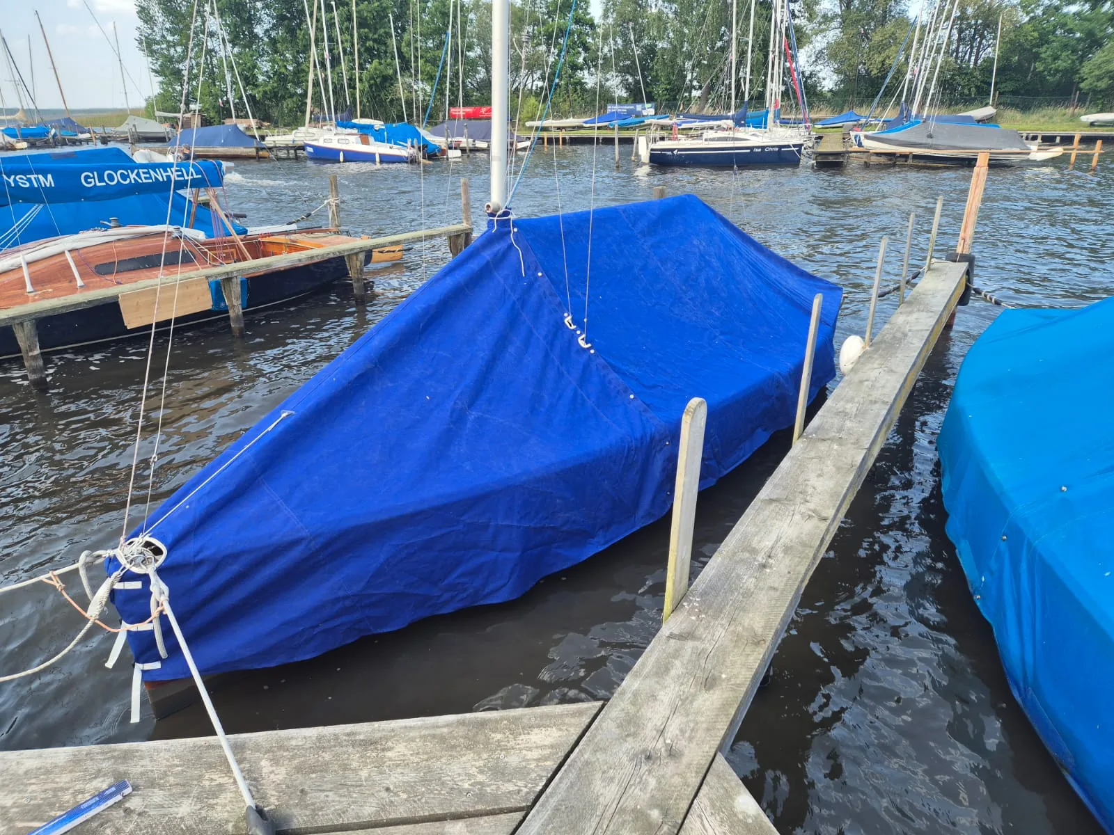 Kundenprojekte von Interieur & Meer – Boot mit blauer Persenning am Steinhuder Meer