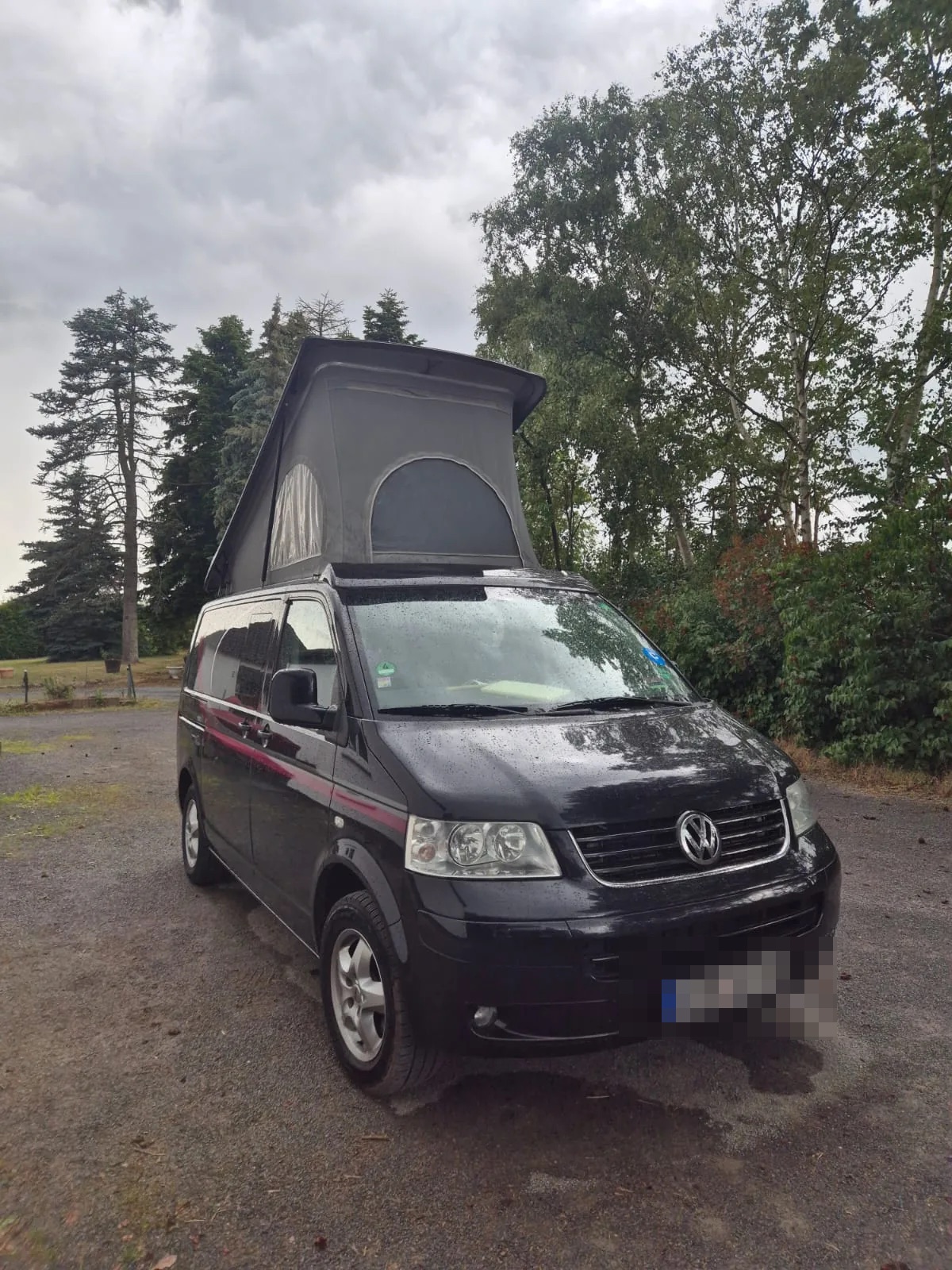 Campingbus mit repariertem Aufstelldach