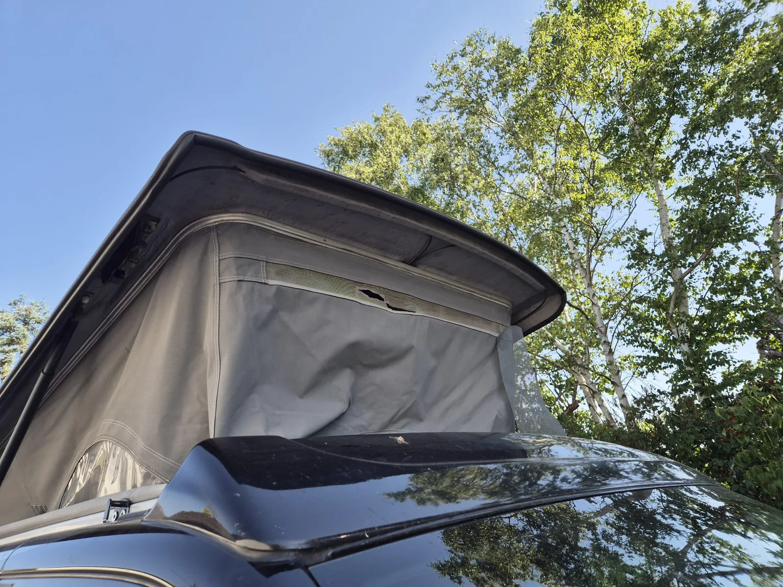 Campingbus mit Aufstelldach vor der Reparatur