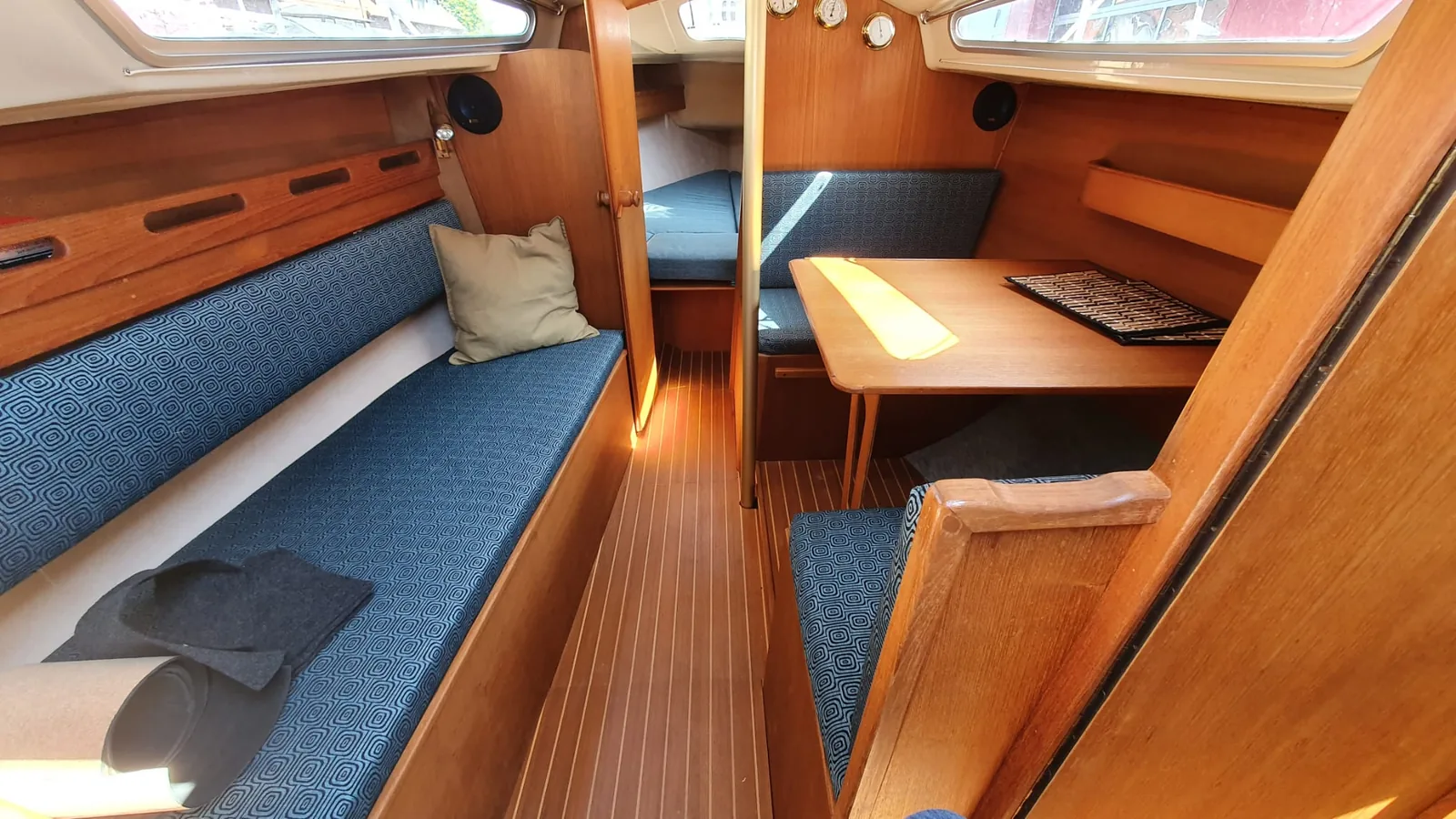 Neu gefertigte Bankpolster in der Yacht-Kajüte