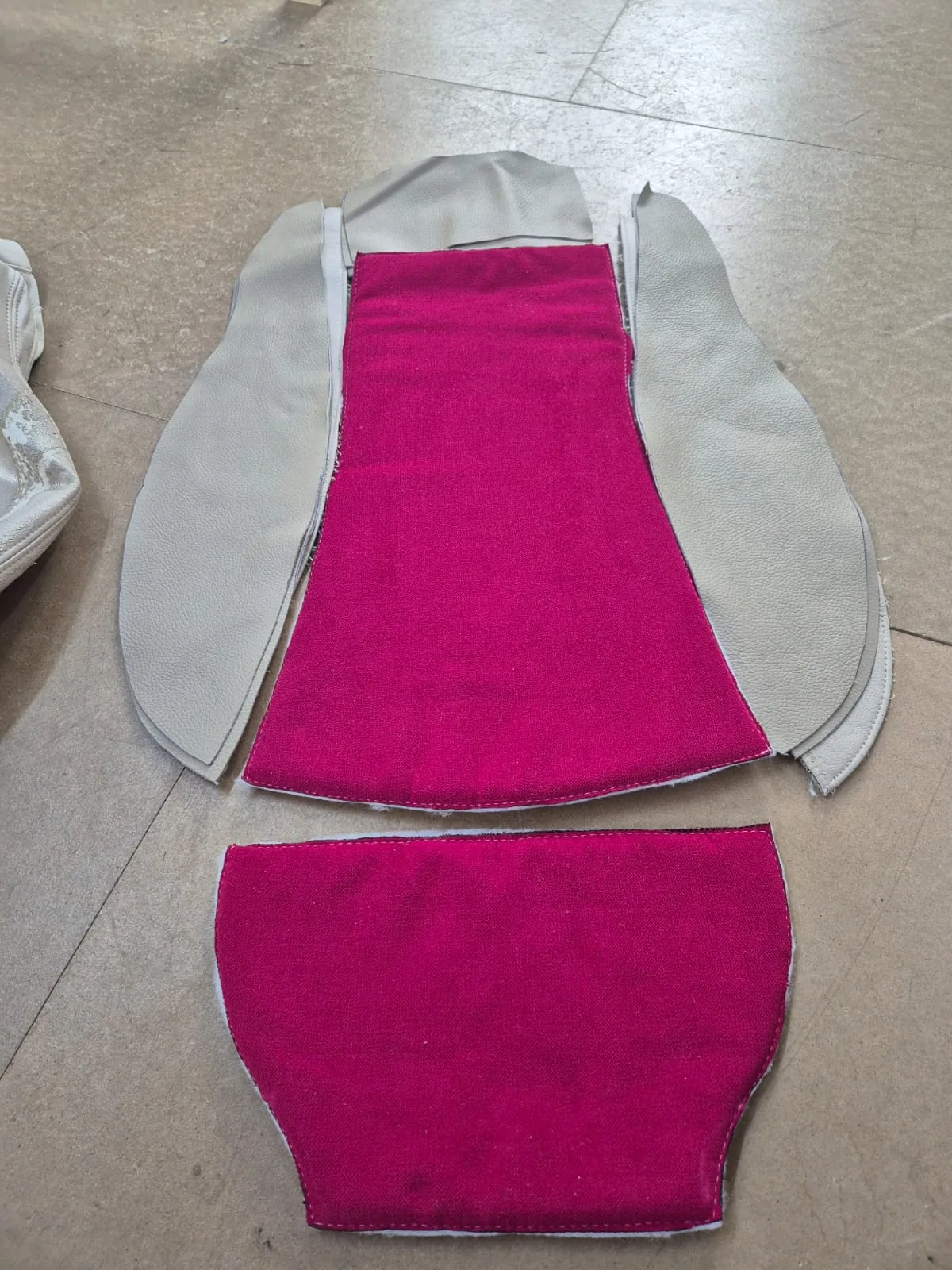 Fahrzeugsitz in Pink/Creme – Neubezug nach Maß