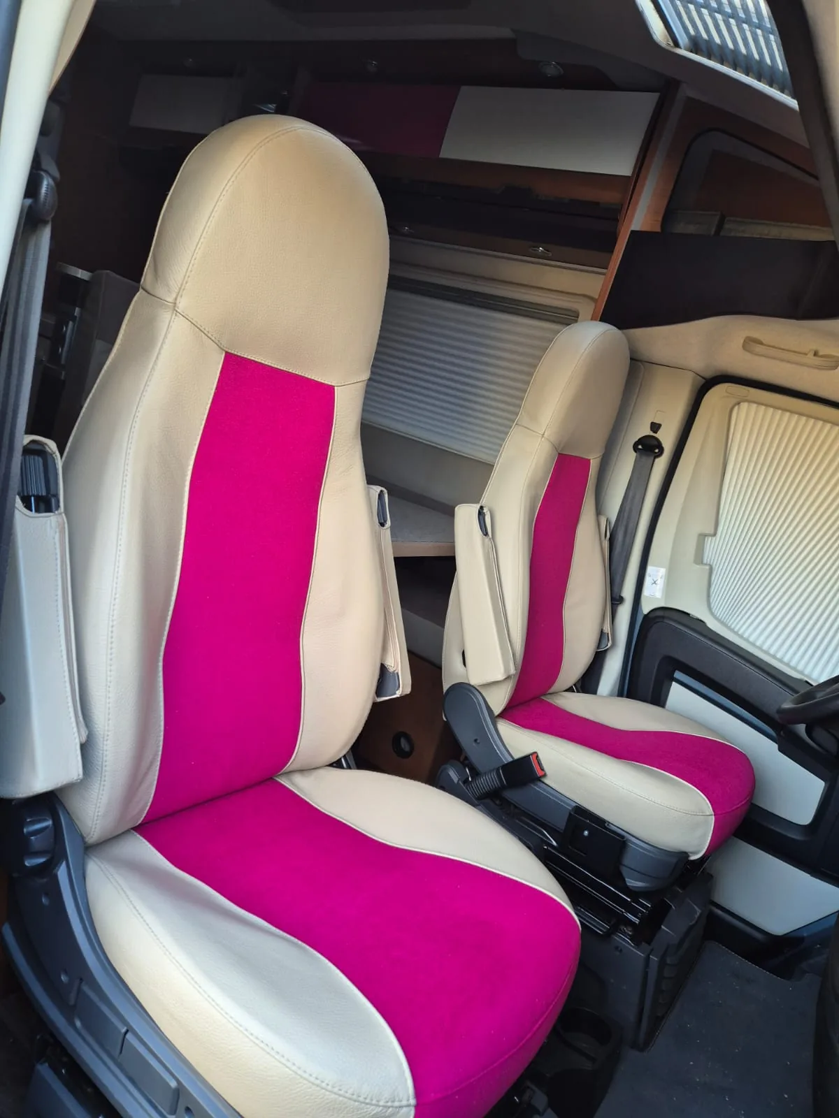 Vintage-Fahrzeugsitz in Rosa neu bezogen