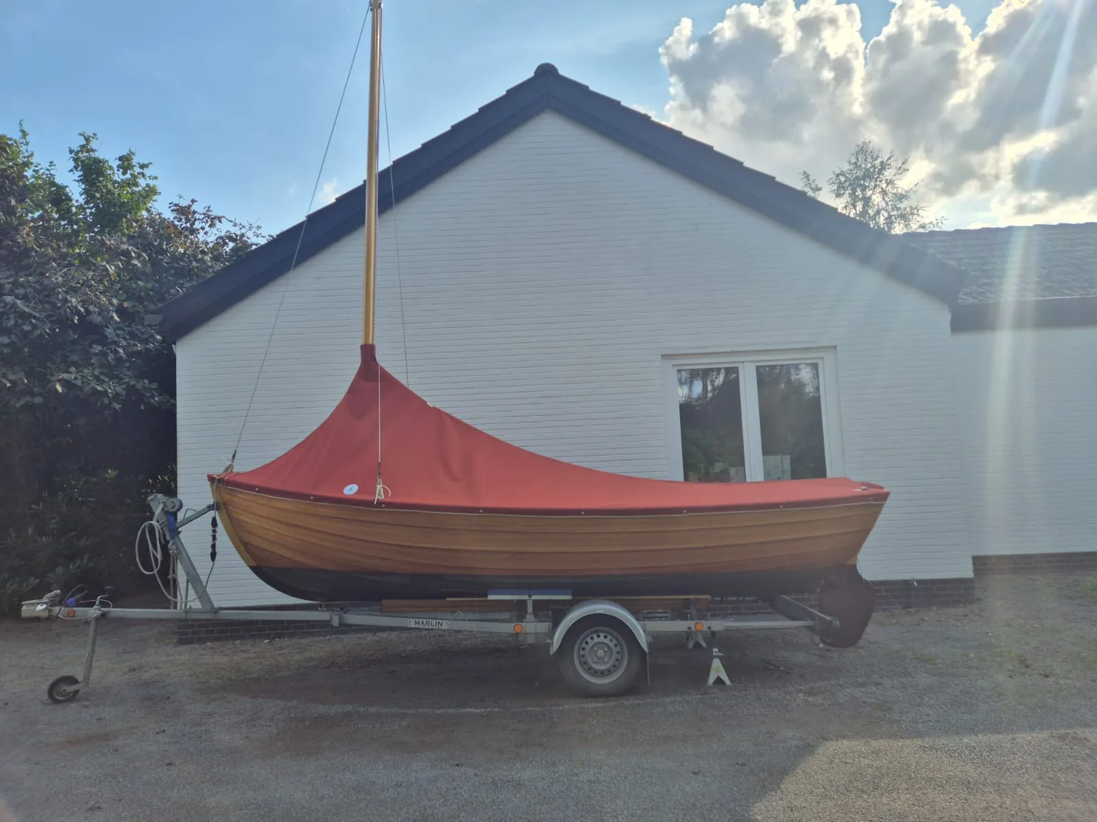 Segelboot mit Persenning im Winterlager am Steinhuder Meer