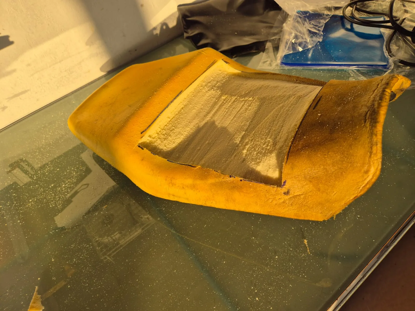 Segelmacher-Detail: Montage am Boot