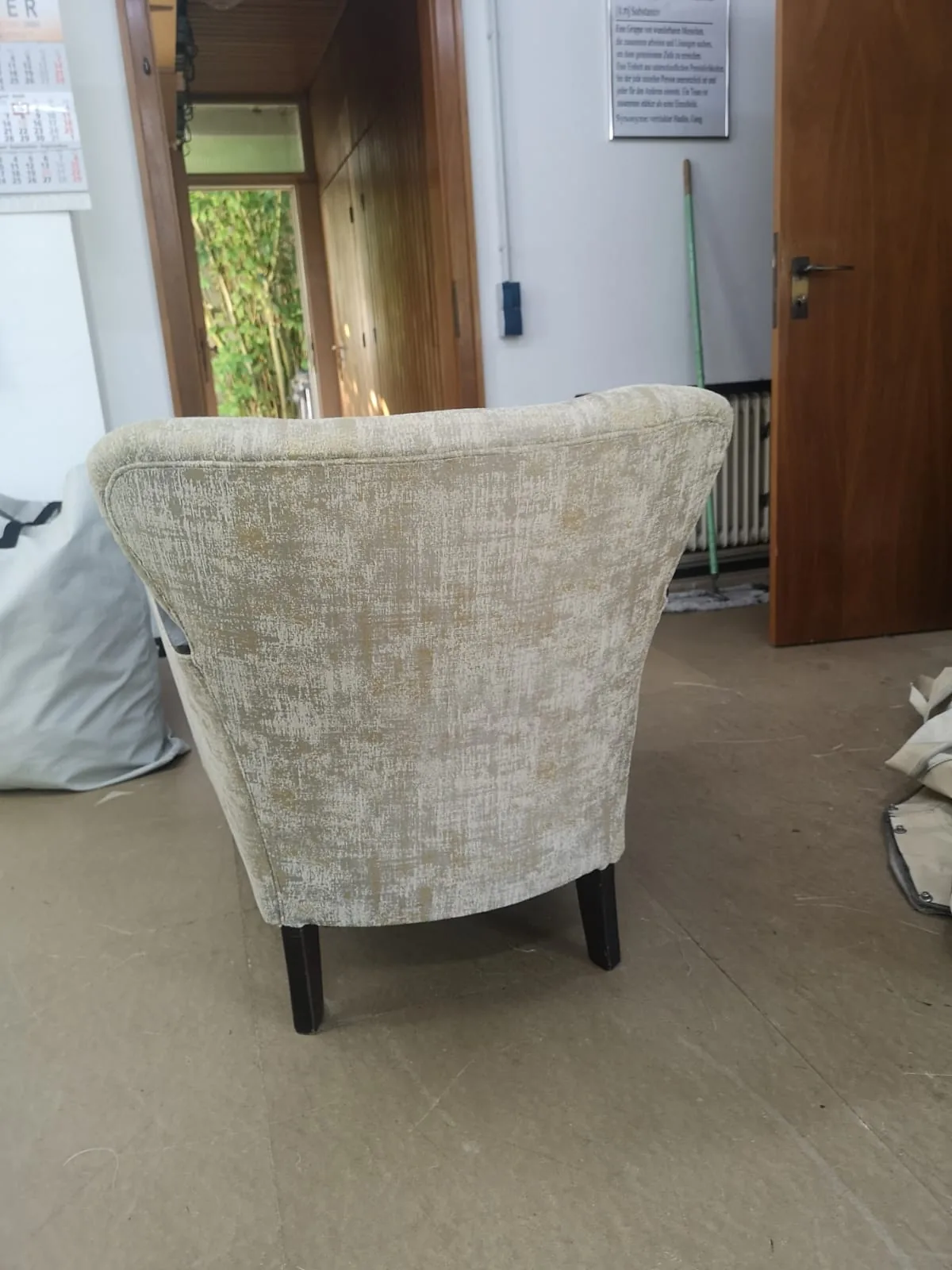Sessel in Beige – komplett aufpolstert und neu bezogen