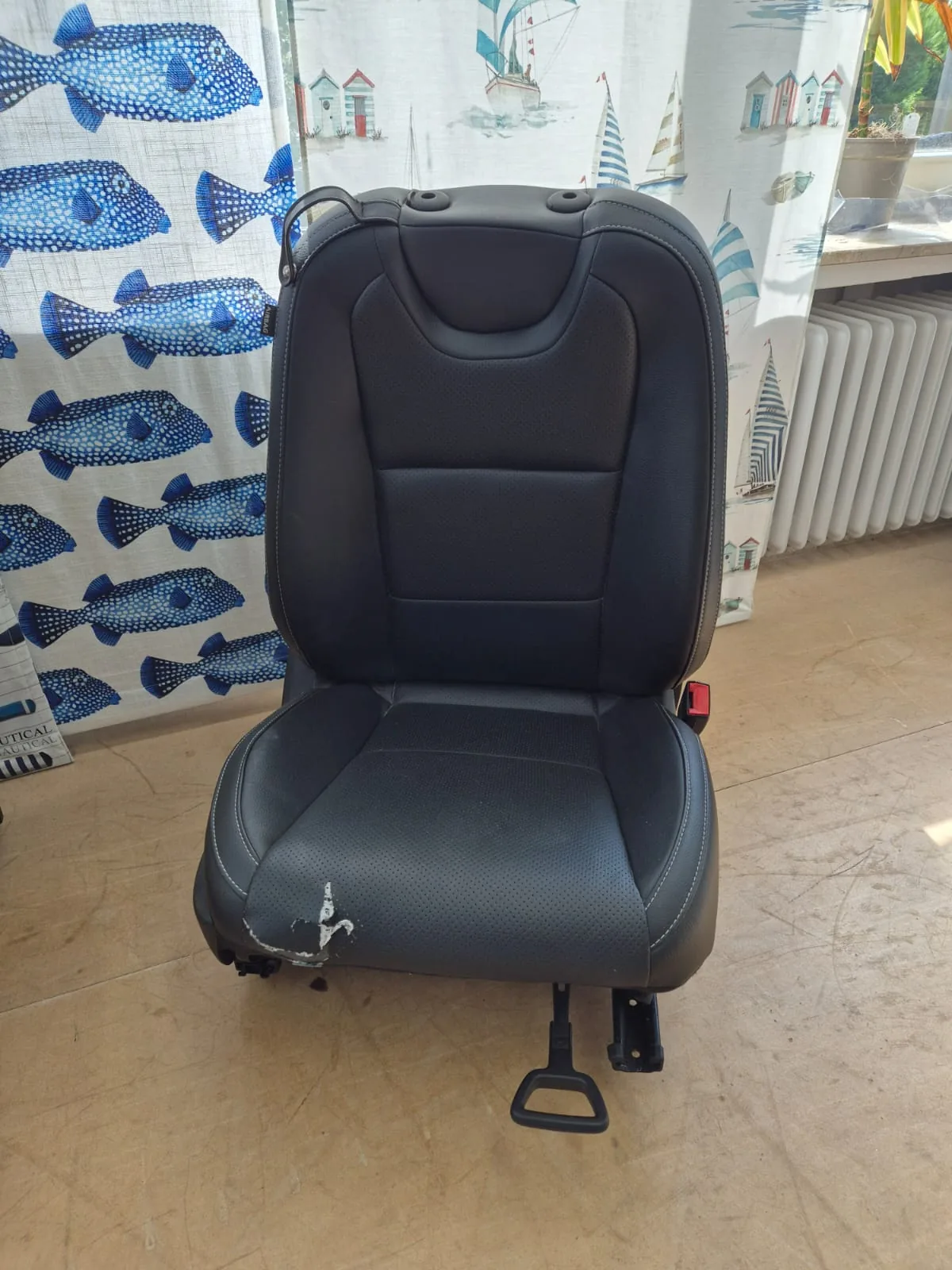 Moderner Polstersessel neu bezogen in Dunkelblau – Polsterei Interieur & Meer