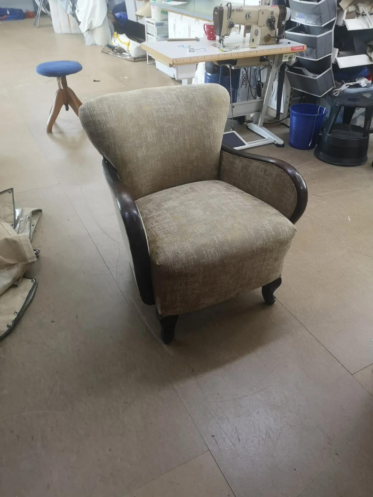 Vintage-Sessel im Aufarbeitungsprozess (1)