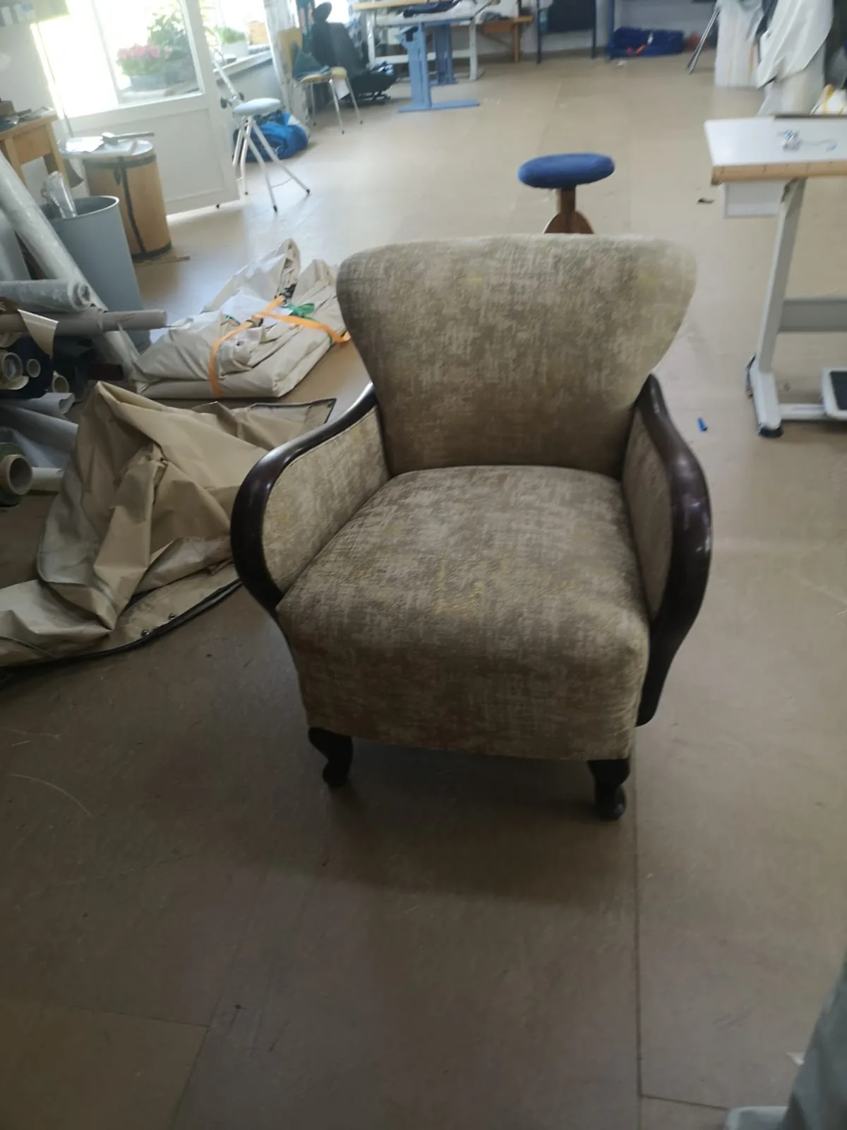 Vintage-Sessel im Aufarbeitungsprozess (2)