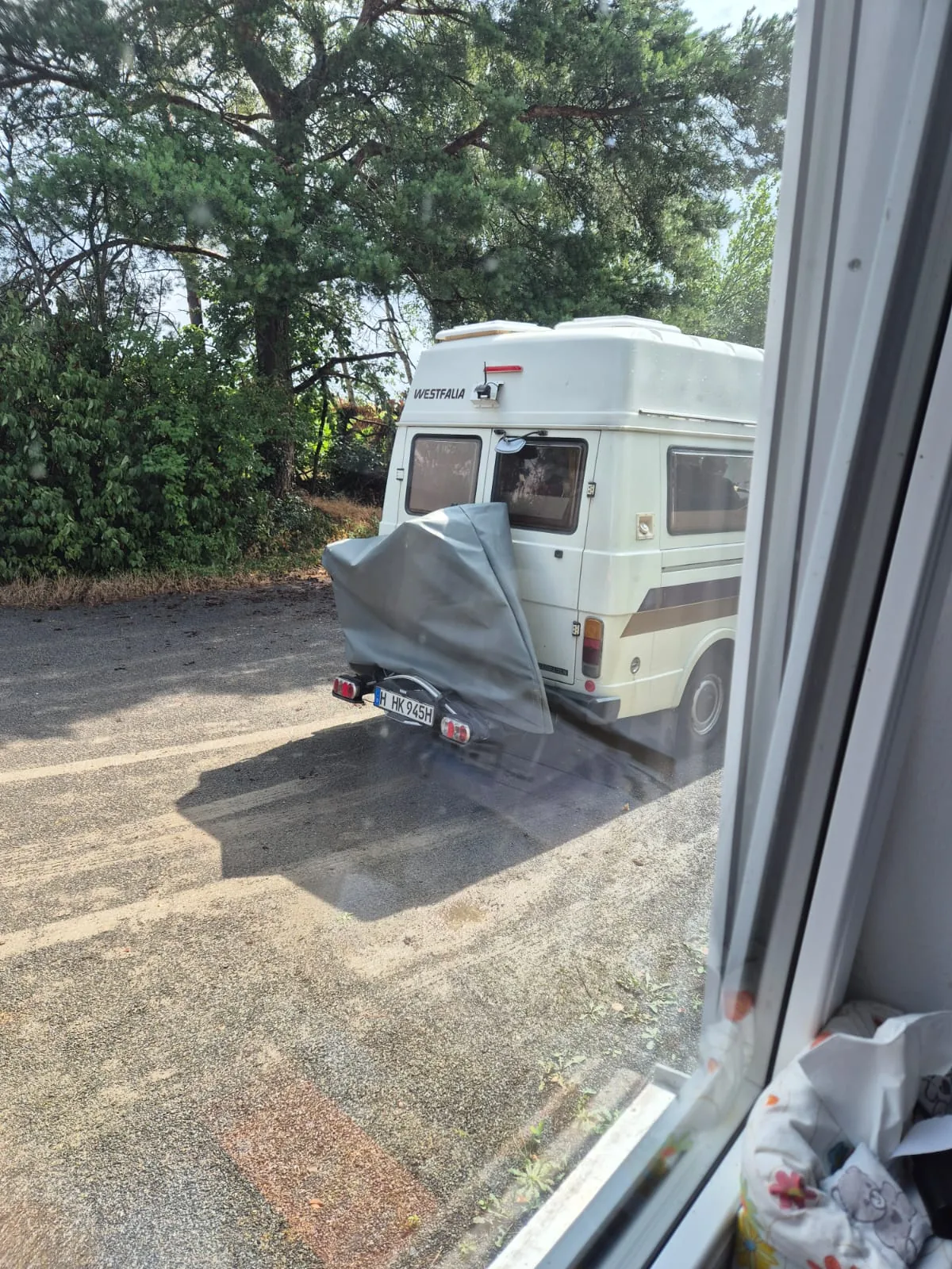 Wohnwagen mit Vorzelt und maßgefertigter Plane