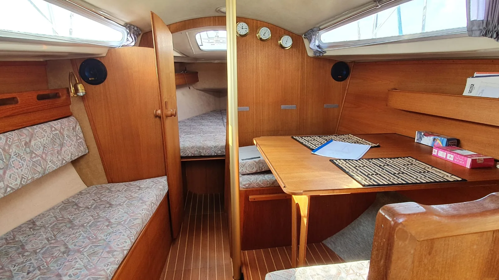 Yachtinnenraum mit kompletter Polsterung in Blau (2)