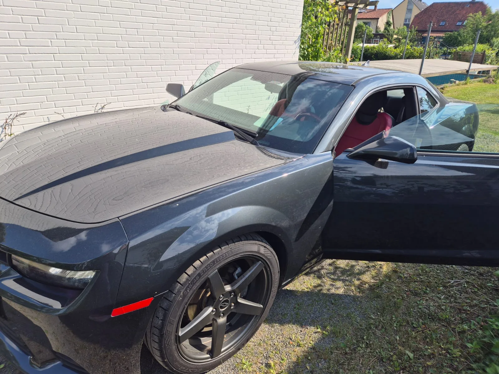 Rote Sportsitze – komplette Fahrzeugpolsterung durch Interieur & Meer