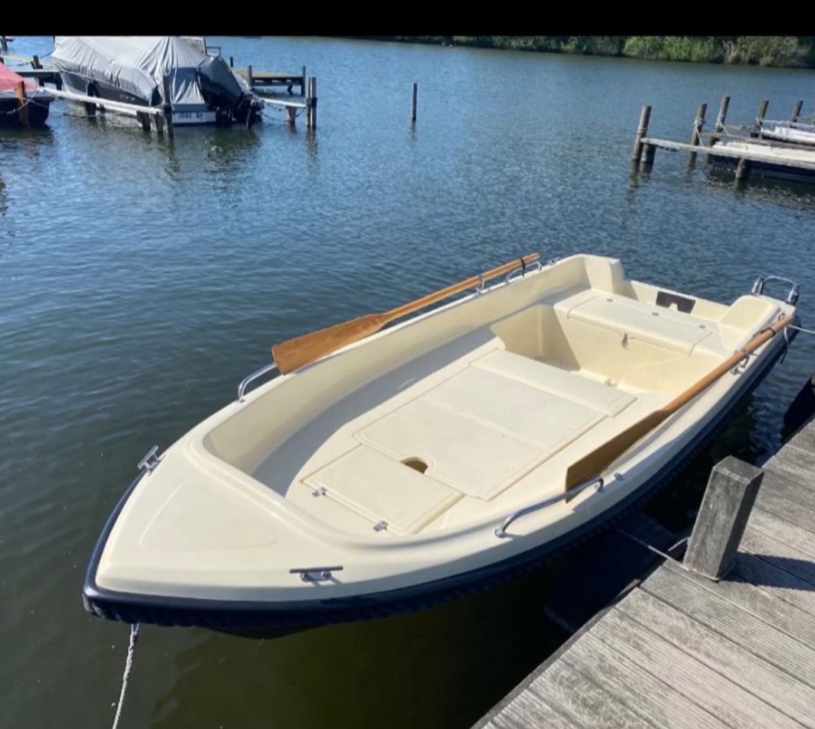 Offenes Boot am Steg vor dem Umbau – Interieur & Meer