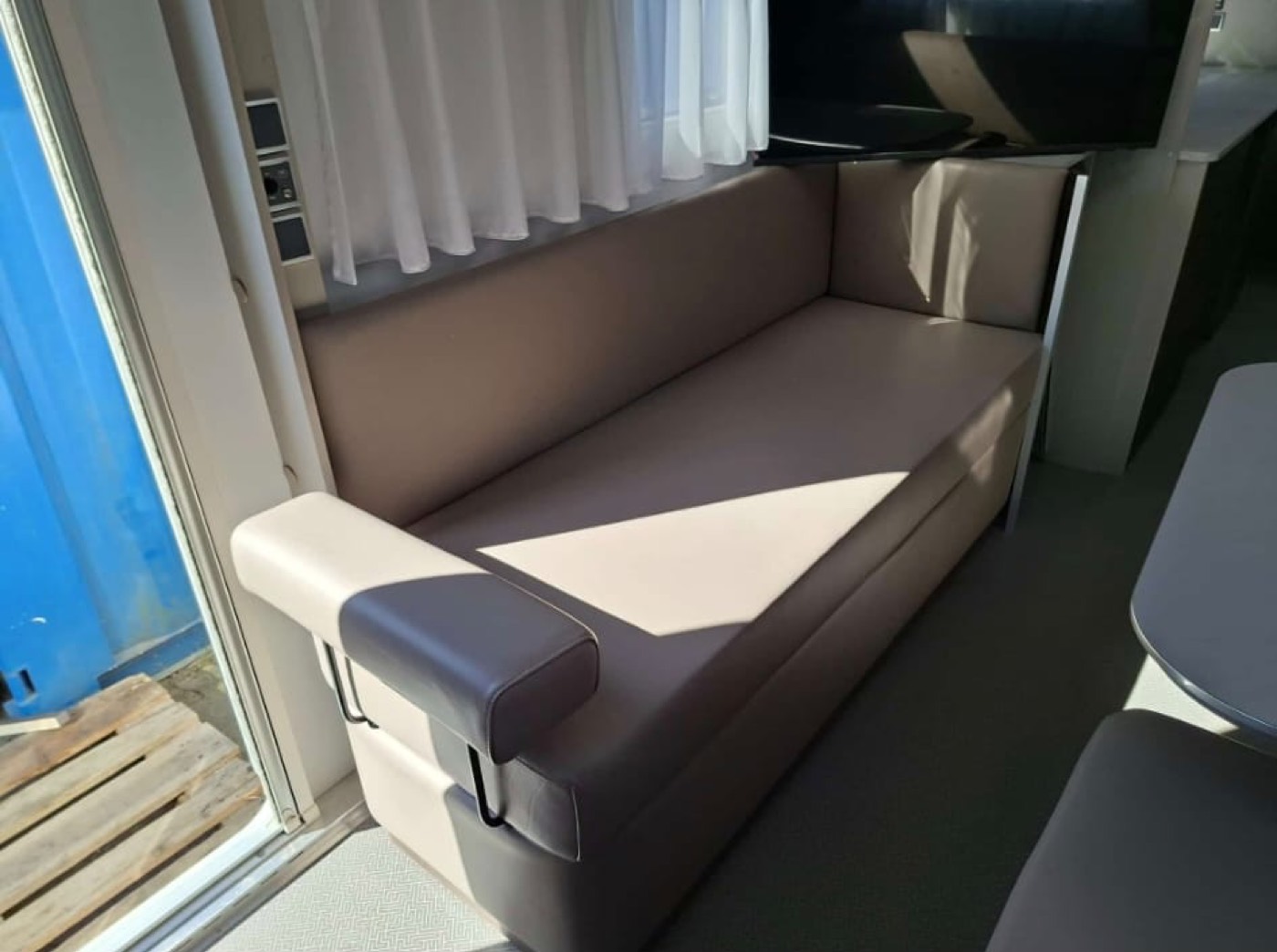 Neu in Leder bezogene Sitzbank im Camper