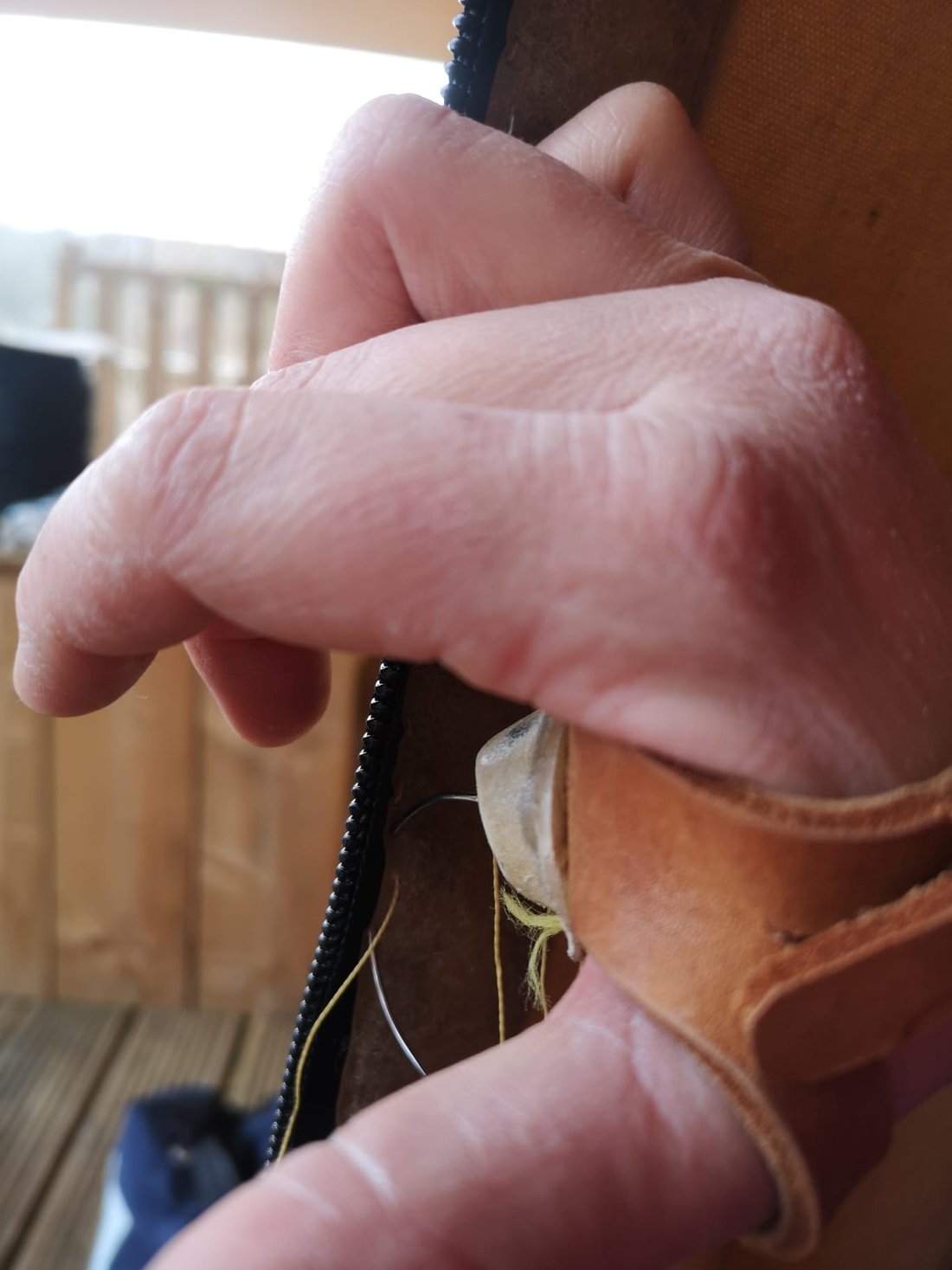 Robuste Handnaht am Reißverschluss – Detail