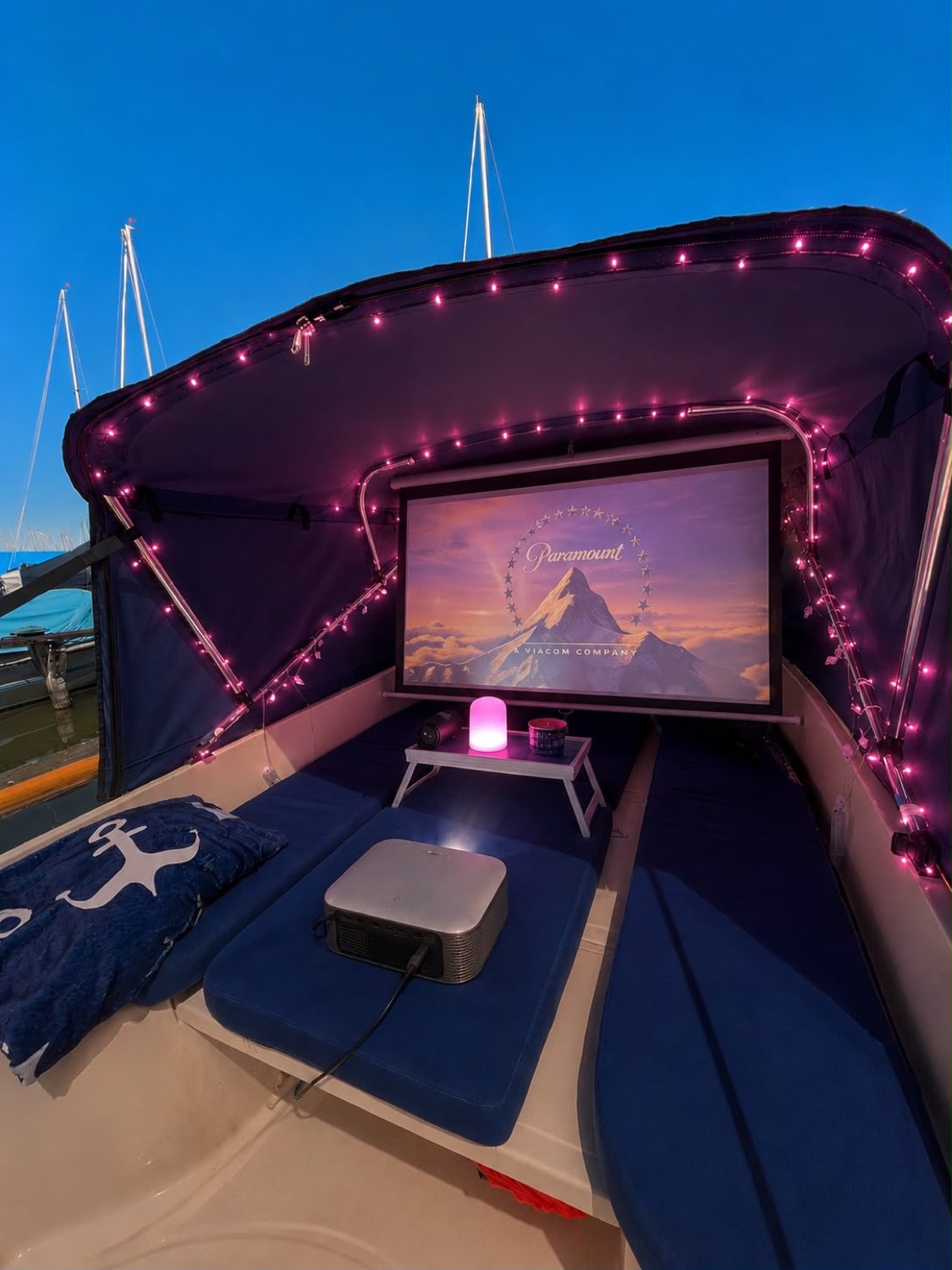 Bordkino unter der Kuchenbude – Beamer und Leinwand im geschlossenen Bootsverdeck