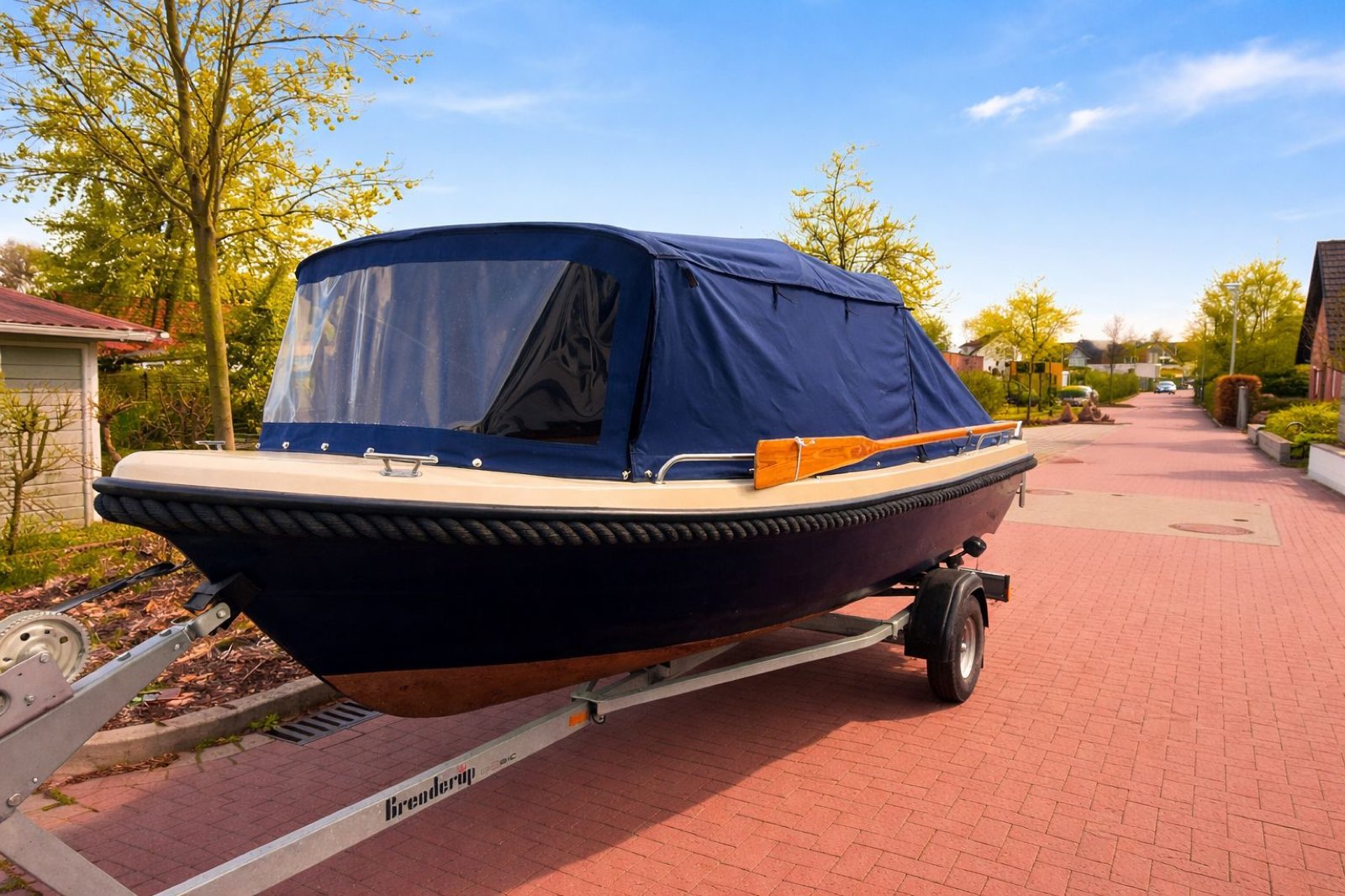 Boot mit maßgefertigter Kuchenbude – geschlossenes Verdeck von Interieur & Meer am Steinhuder Meer