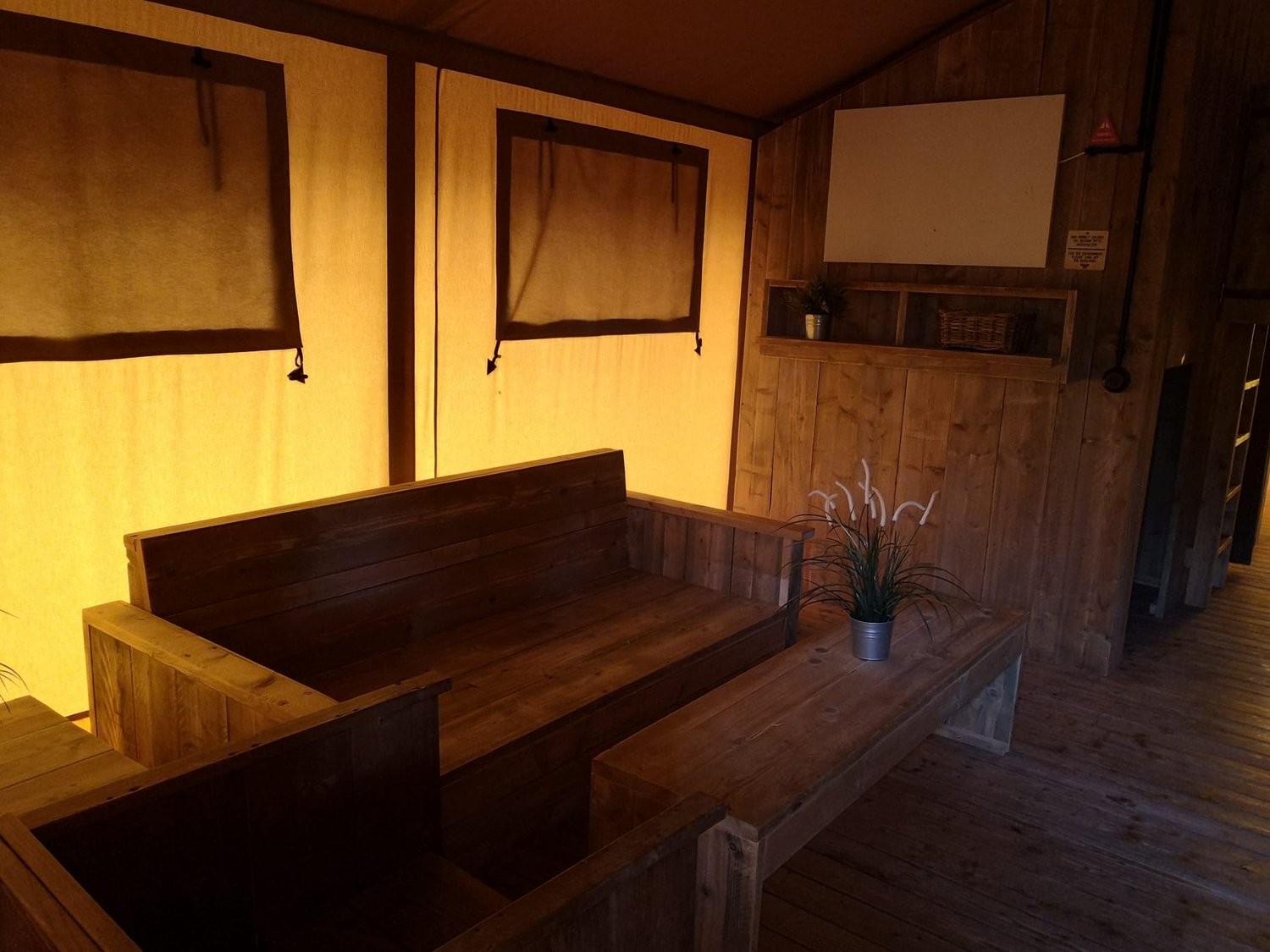 Gemütlicher Innenraum der Lodge nach der Reparatur