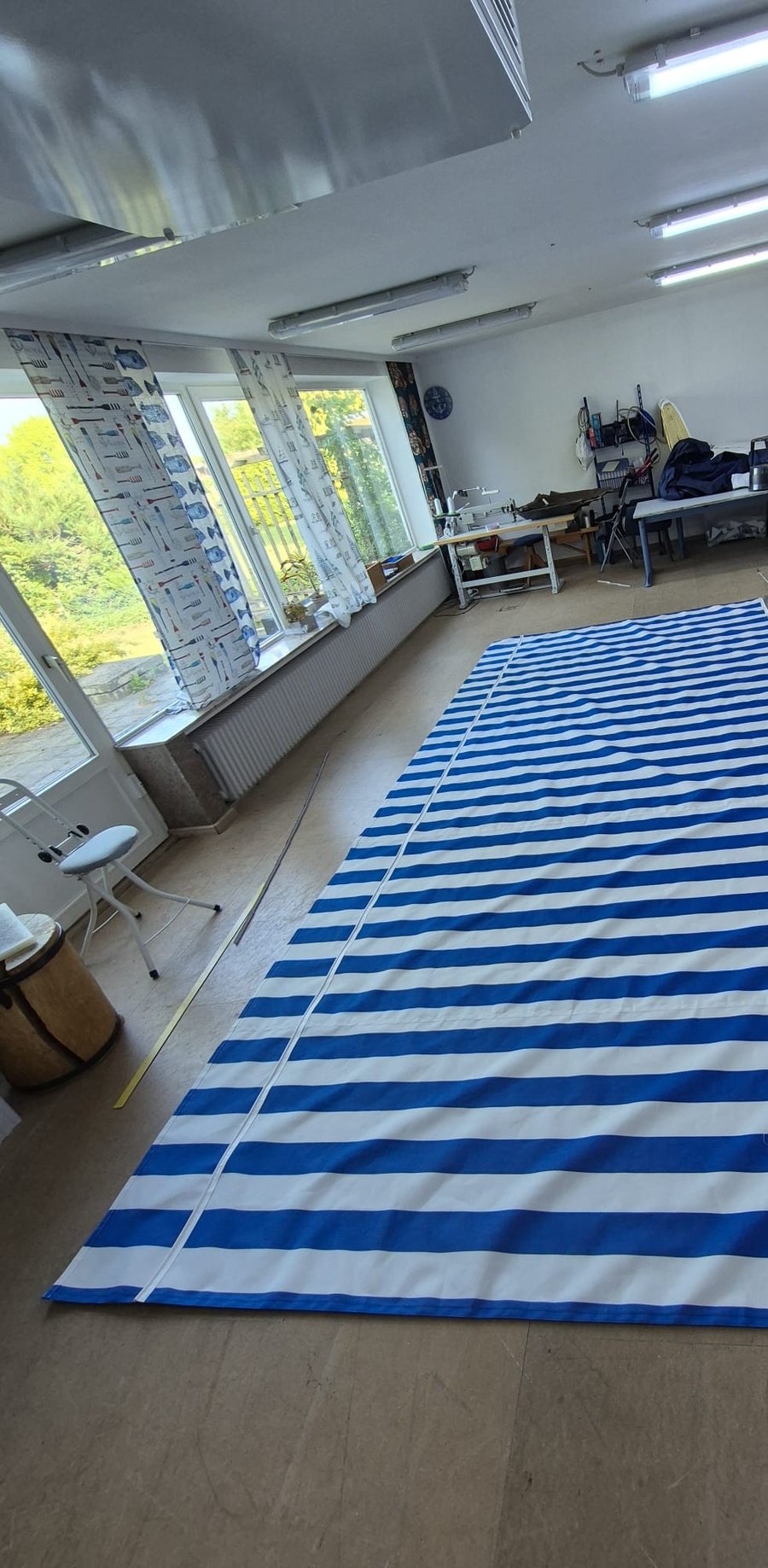 Neuer Markisenstoff mit Volant in der Werkstatt von Interieur & Meer in Hagenburg-Altenhagen