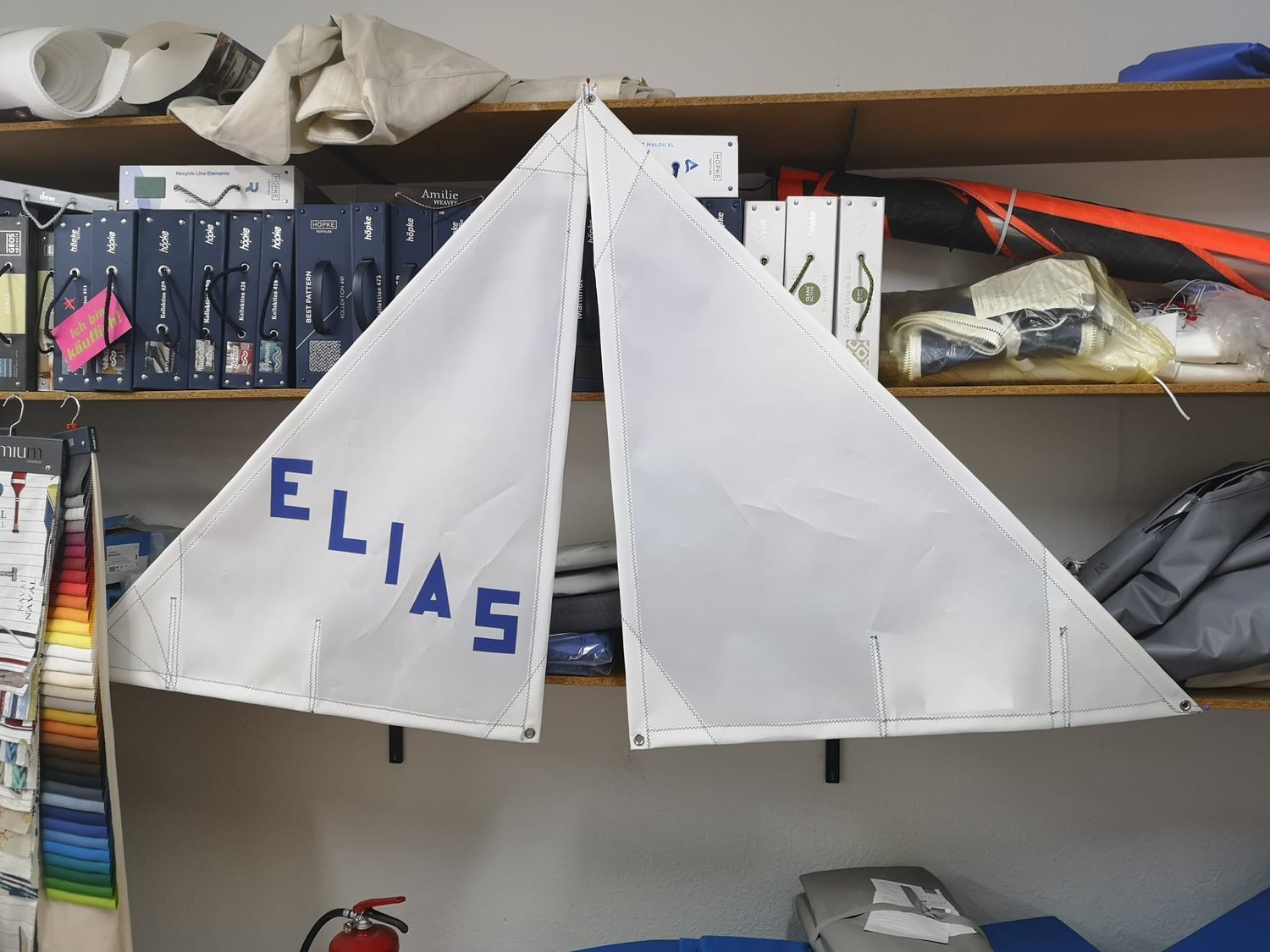 Personalisiertes Mini-Segel mit Namen in der Segelmacherei