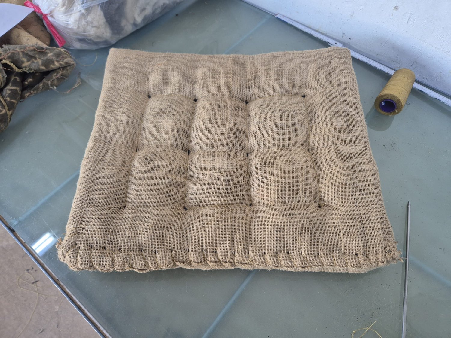 Neu abgestepptes Spannleinen aus Jute – traditionelle Polsterei in Handarbeit