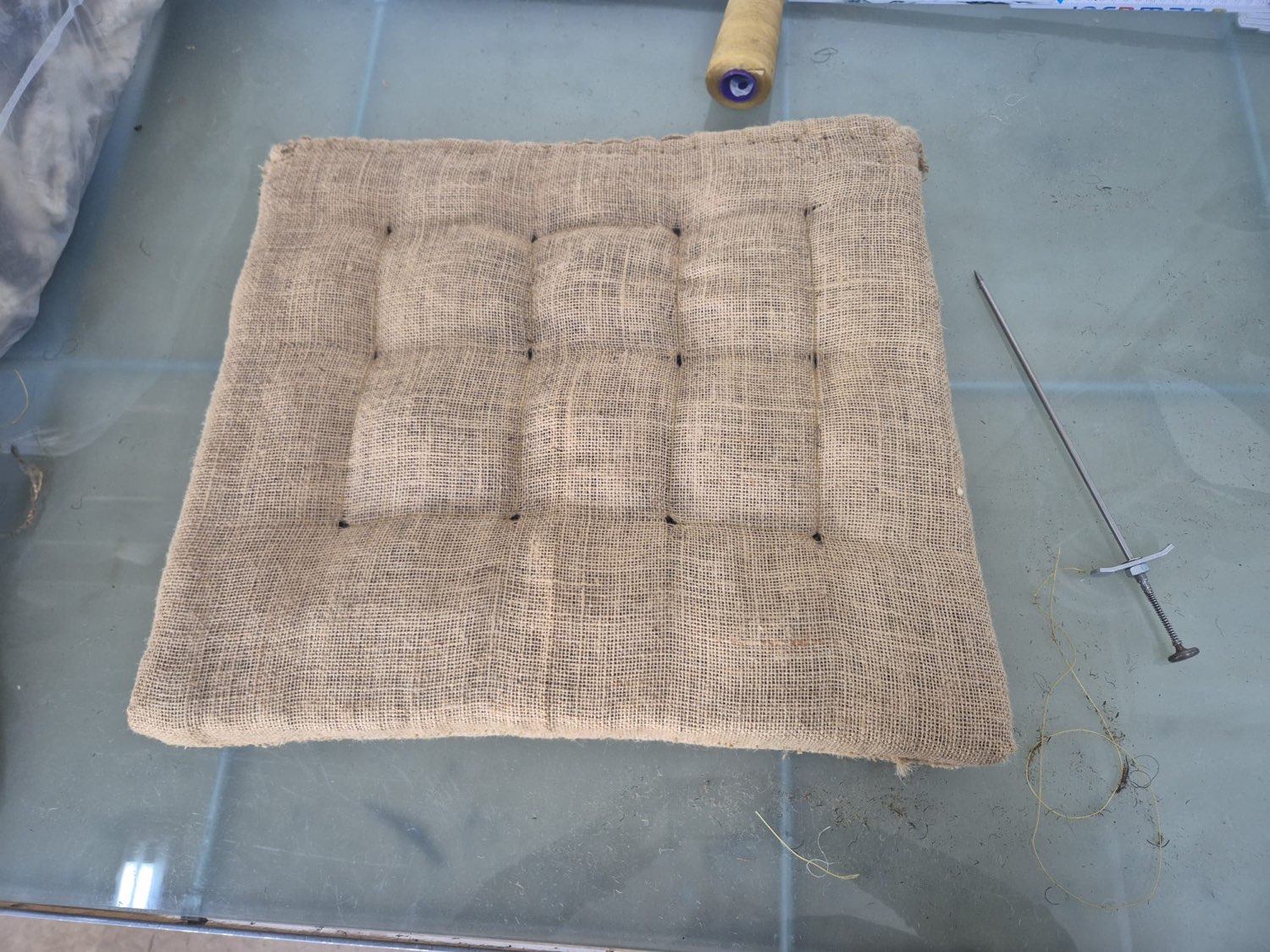 Fertig abgestepptes Spannleinen aus Jute als stabile Polster-Basis