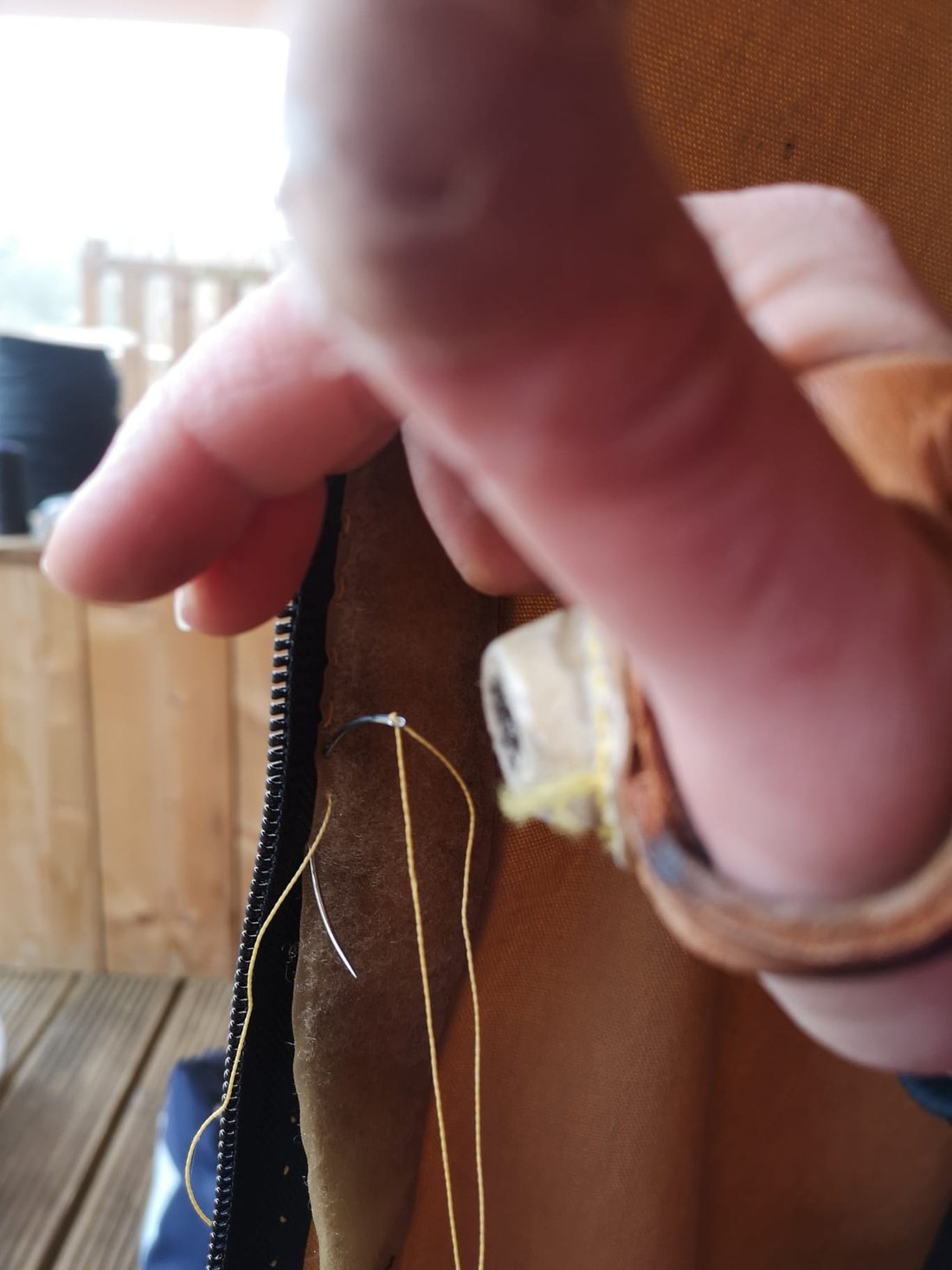 Reißverschluss von Hand am schweren Zeltstoff repariert – Reparaturservice Interieur & Meer