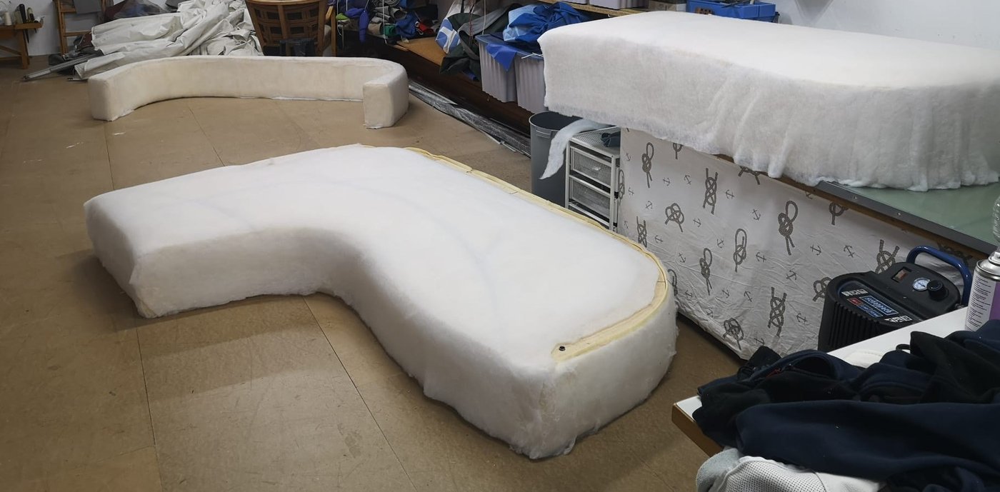 Erneuerter Polsteraufbau mit Vlies für Sofa und Hocker